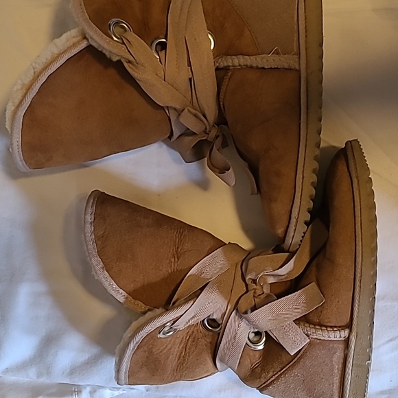 UGG Bailey Boots - Picture 2 of 7